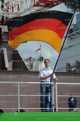 Gdansk. Nabrzeze Obroncow Westerplatte. Podniesienie...