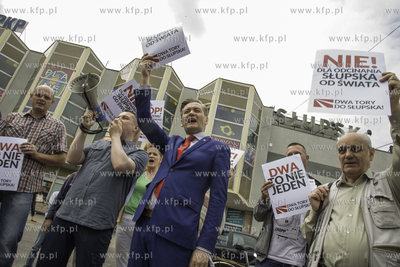 Protest mieszkancow Słupska przed dworcem PKP w sprawie...