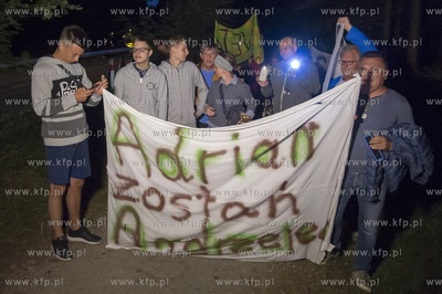 Jurata. Protest 3XNIE przy wjezdzie do letniej rezydencji...