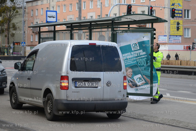 Gdynia Grabowek. Nz. Wymiana reklamy w gablocie na...