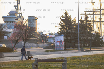 Gdynia. Skwer Kościuszki o poranku. Spacer z psem....