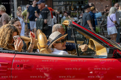 Sopot. Parada ulicą Bohaterów Monte Cassino do muszli...
