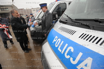 Komenda Miejska Policji w Gdyni. Nz uroczyste przekazanie...