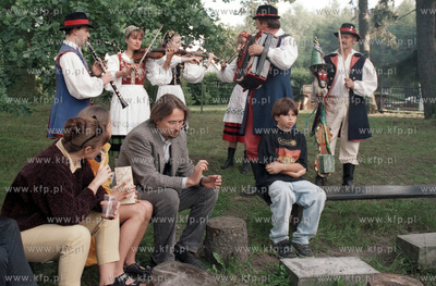 Spotkanie artystyczne w galerii w starym kosciolku...
