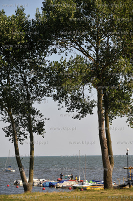 Swarzewo nad Zatoka Pucka. Male molo z zacumowanymi...