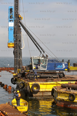 Budowa przez firme Hydrobudowa przystani jachtowej...