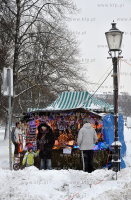 Gdansk. Stoisko z dekoracjami swiatecznmi na ul. Panskiej....