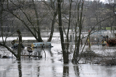 Wezbrane wody rzeki Radunia spowodowaly podtopienia...