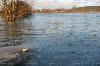 Wezbrane wody rzeki Radunia spowodowaly podtopienia...