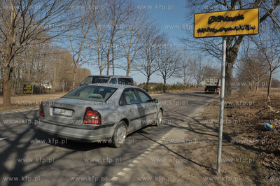 Prymitywni wandale  zamalowali oraz zniszczyli tablice...