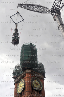 Po zdemontowaniu szczytowej czesci helmu wiezy Ratusza...