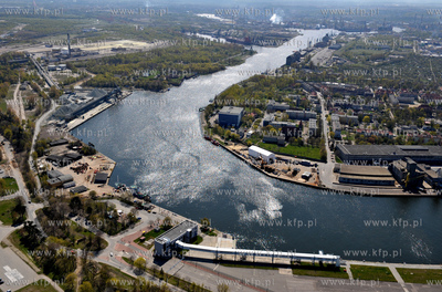 Gdansk. Port Gdanski z lotu ptaka. Martwa Wisla i zakret...