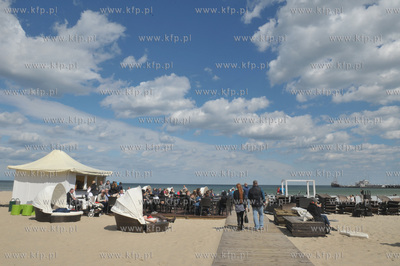 Sopot. Czynna juz letnia, plazowa kawiarnia na plazy...
