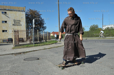 Franciszkanin, ojciec Lukasz Buksa przed Zespolem Szkol...