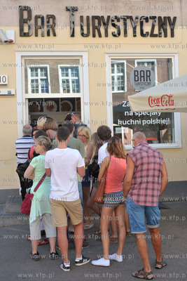 Gdansk. Kolejka do Baru Mlecznego Turystyczny na ul....