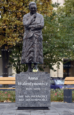 Gdańsk Wrzeszcz.  Pomnik Anny Walentynowicz na skwerze...