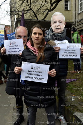 Pikieta opozycji przed biurami posłów PiS na Targu...