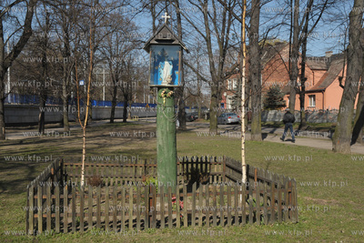 Gdańsk Orunia. Kapliczka na placu Oruńskim, 2.04.2014...