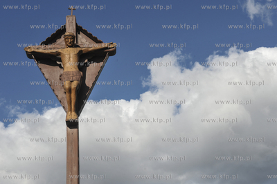 Gdańsk Orunia. Figura Matki Boskiej i krzyż na ul....