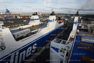 Prom armatora Finnlines kursjacy na trasie Travemunde...