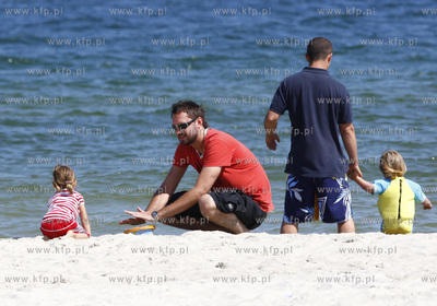 Polwysep helski. Marcin Prokop nad morzem z coreczka.
23.07.2008
fot....