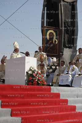 Gdansk. Plac Solidarnosci. Uroczysta msza sw. z okazji...