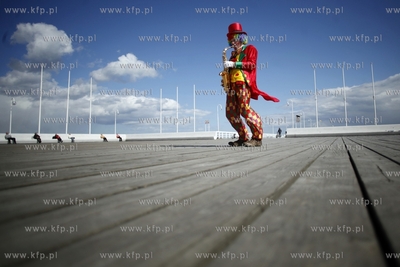 Sopot. Clown saksofonista gra na molo.
17.04.2012
fot....