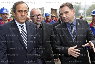 Delegaci UEFA z prezydentem Michaelem Platinim byli...