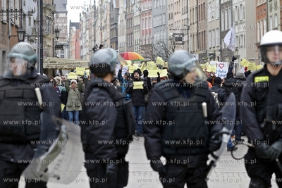 Gdansk. ul. Dluga manifa zorganizowana przez Trojmiejska...
