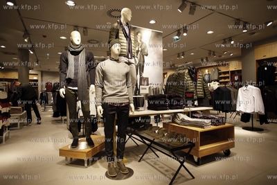 Otwarcie sklepow H&M i Rossmann na ul. Bohaterow Monte...
