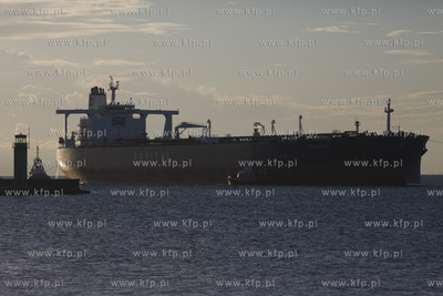 Irański supertankowiec M/T Atlantas wpływa do Naftoportu...