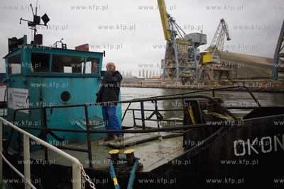 Transport historycznego holownika Okoń z przystani...