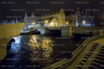 Gdańsk. Wysoki woziom wód Motławy, który jest efektem...