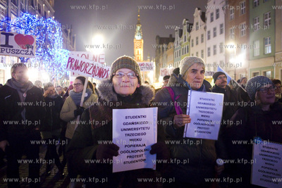 Gdańsk. Długi Targ. Protest studentów i studentko...