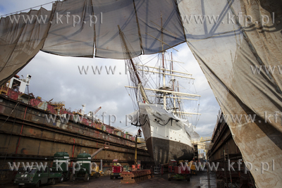 Żaglowiec Dar Pomorza remontowany w suchym doku Stoczni...