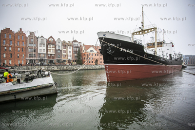 Statek muzeum Sołdek wraca na Motławę  po remoncie...