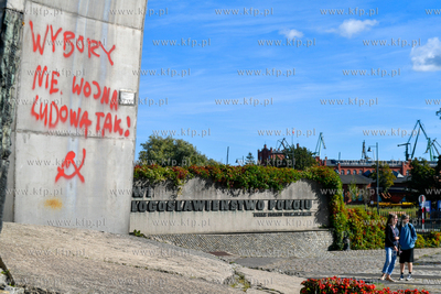 Gdańsk. Plac Solidarności. Wandale zdewastowali pomnik...