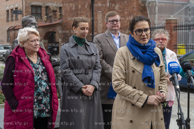 Plac przy pomniku Lecha Bądkowskiego. Konferencja...