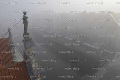 Jesienna mgła o poranku w Gdańsku. Wyspa Spichrzów....