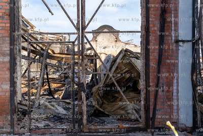 Zgliszcza strawionych ogniem w pożarze hali Zakładów...
