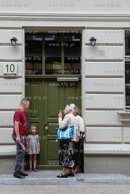 Przekazanie sześciu rodzinom kluczy do nowo wyremontowanej...