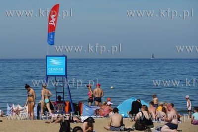 Tłumy na plaży w  Jelitkowie. Z powodu sinic w kąpielisku...