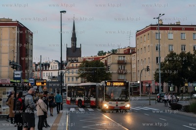 Gdańsk, ul. Dmowskiego. Nz. Autobus nr 127. 29.09.2020...