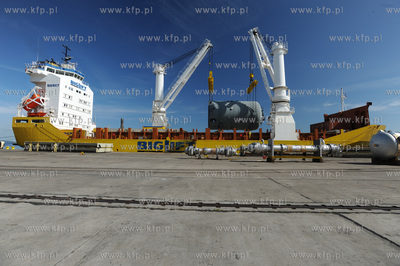Port w Gdansku. Przeladunek elementu urzadzenia do...