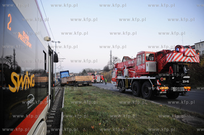 Kierowca samochodu ciezarowego po awarii jednego z...