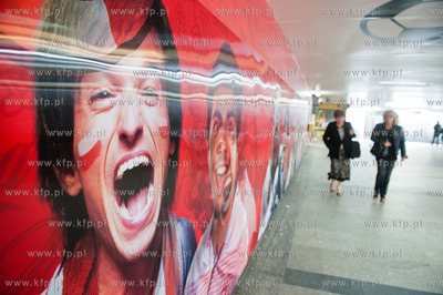 Gdansk. Przejscie podziemne przy dworcu PKP. Reklamy...