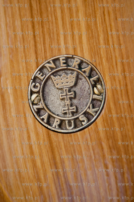 Gdansk. Stocznia Remontowa. Operacja stawiania pierwszego...