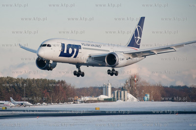 Gdansk. Port Lotniczy im. Lecha Walesy. Boeing 787-800...