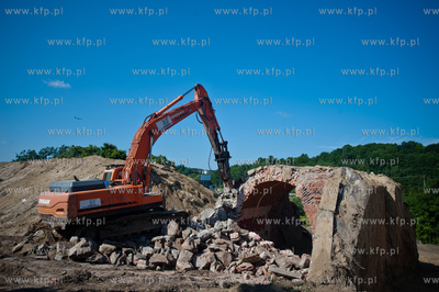 Gdansk. Wyburzanie wiaduktu przy ul. Ogrodowej, ktory...