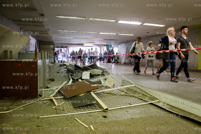 Gdansk. Rozbiorka punktow handlowych znajdujacych sie...